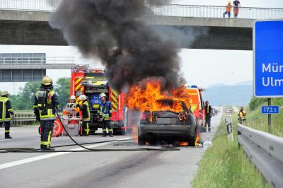 Kirchheim: Auf der A8 brennt ein Pkw total aus